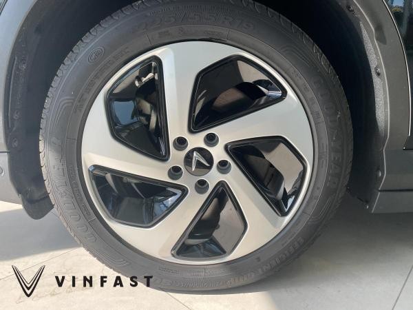 VinFast VF8